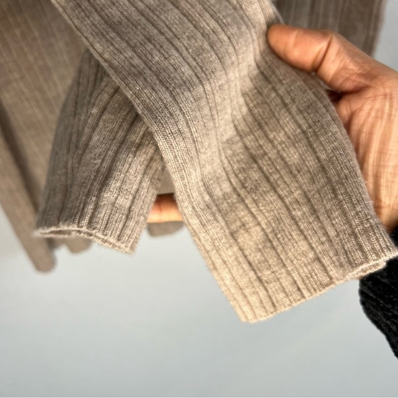 Halston Extra Fine Merino Wool V Neck Button Up Cardigan Gray Sz S Ribbed Norm - Picture 6 of 9